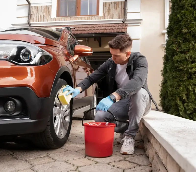 Lavage auto à domicile Beaucé : professionnel intervenant sur un véhicule